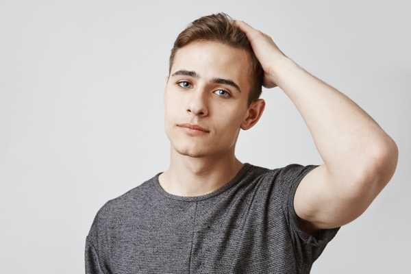 calvitie precoce chute de chevux homme que faire traitements